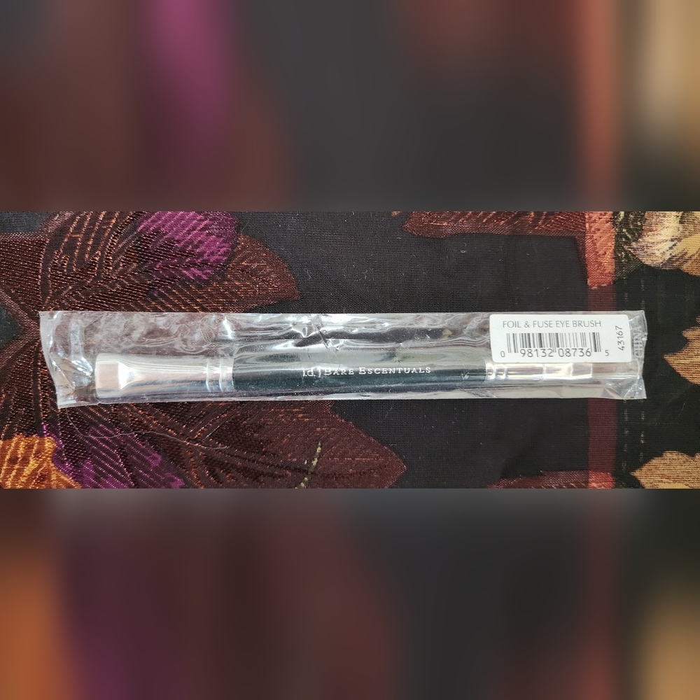 Bare Minerals Foil & Fuse eyeshadow brush Wrapped New - Picture 2 of 3